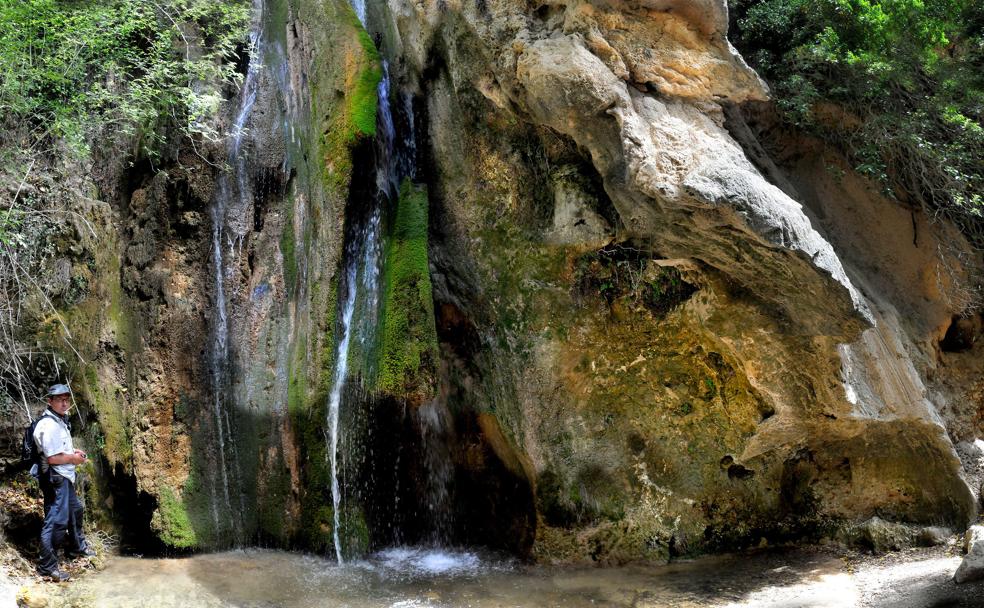 Un visitante junto a una cascada de Prado Negro.
