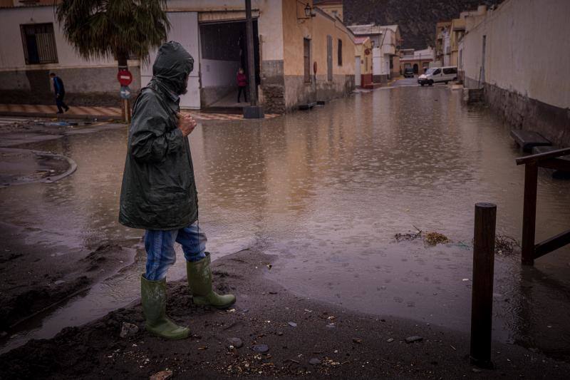 Pérdidas millonarias y playas anegadas en la Costa de Granada a las puertas de Semana Santa