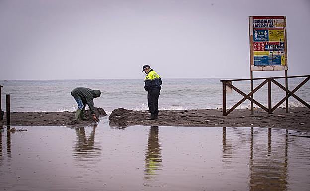 El oleaje arrasa las playas de la Costa Tropical.