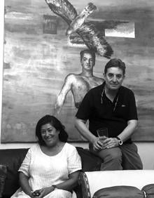 Imagen secundaria 2 - Miguel Ríos, Joan Manuel Serrat, Joaquín Sabina, Luis García Montero y Almudena Grandes en sus domicilios junto a obras de Juan Vida. 