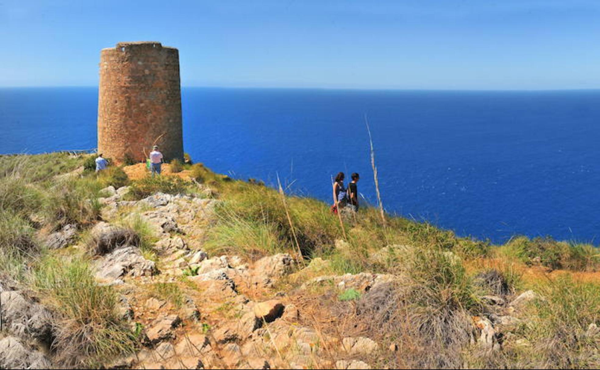 La torre vigía de los acantilados de Cerro Gordo, en Almuñécar.