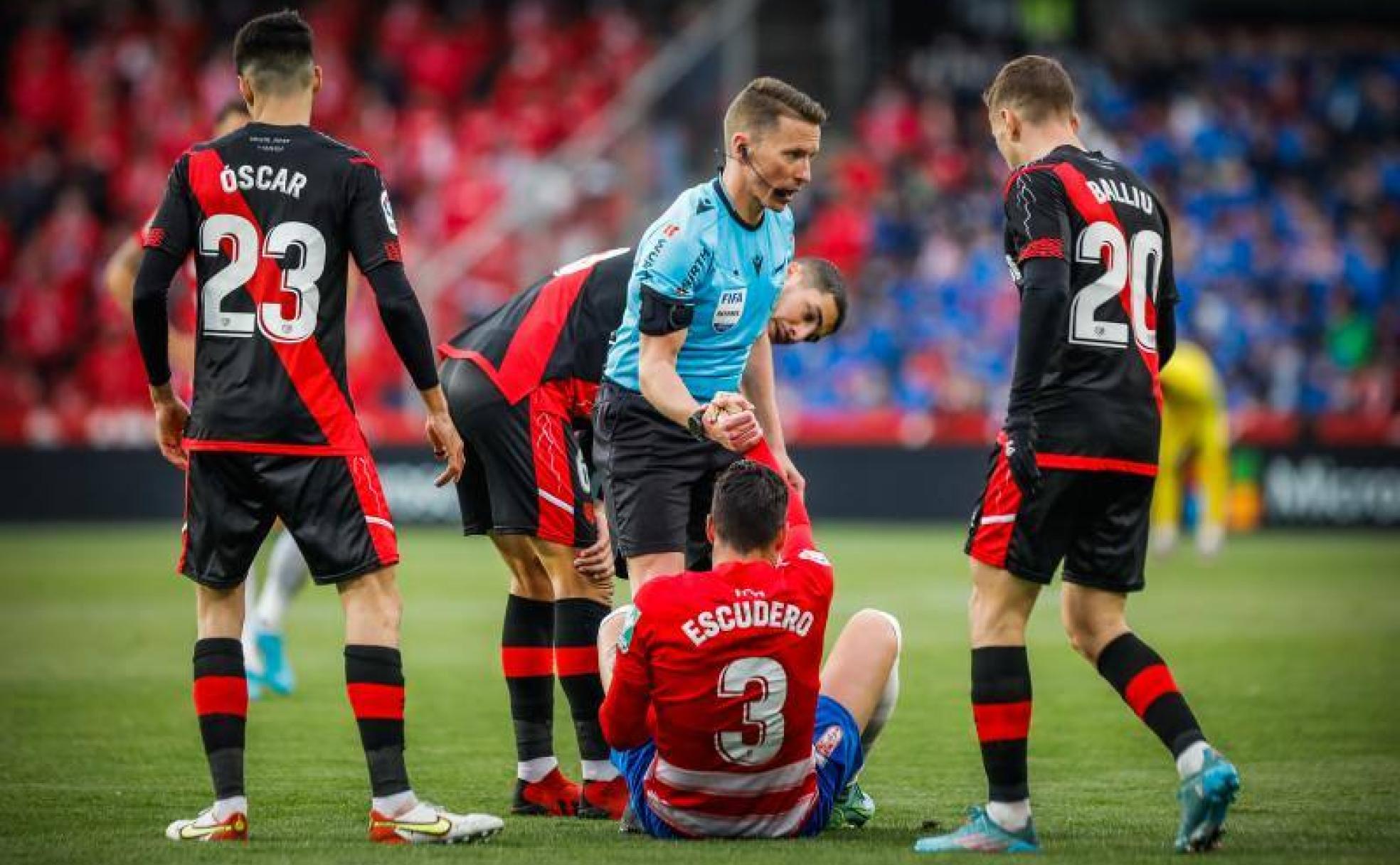 Hernández Hernández levanta del suelo a Sergio Escudero tras una falta.