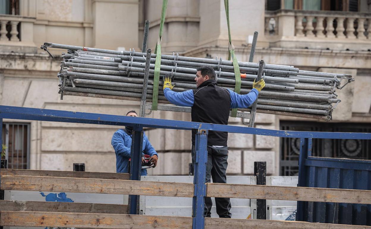 Un operario trabaja en el desmontaje de un andamio. 