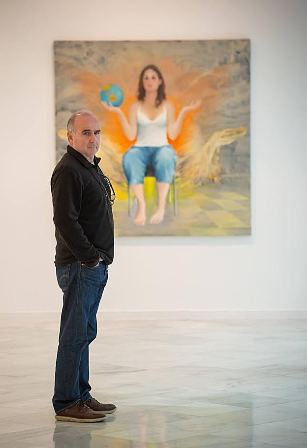 Juan Vida con la obra 'Pandemonia' al fondo, acabada en 2022. 