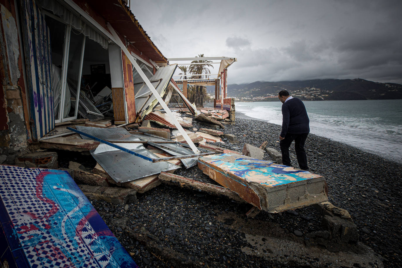 Los paseos marítimos se han inundado y el mobiliario urbano ha quedado muy dañado. Los ayuntamientos pedirán a Costas ayudas de emergencia para salvar el verano