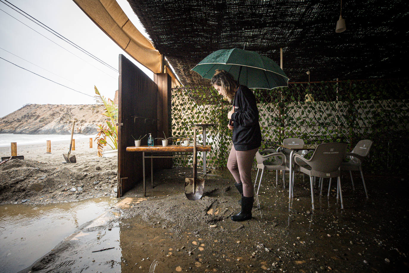 Los paseos marítimos se han inundado y el mobiliario urbano ha quedado muy dañado. Los ayuntamientos pedirán a Costas ayudas de emergencia para salvar el verano