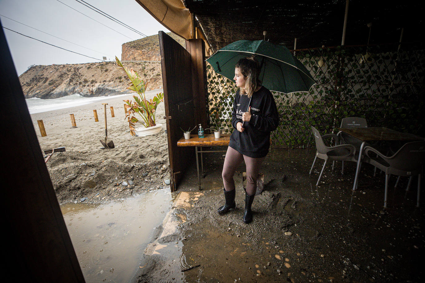 Los paseos marítimos se han inundado y el mobiliario urbano ha quedado muy dañado. Los ayuntamientos pedirán a Costas ayudas de emergencia para salvar el verano