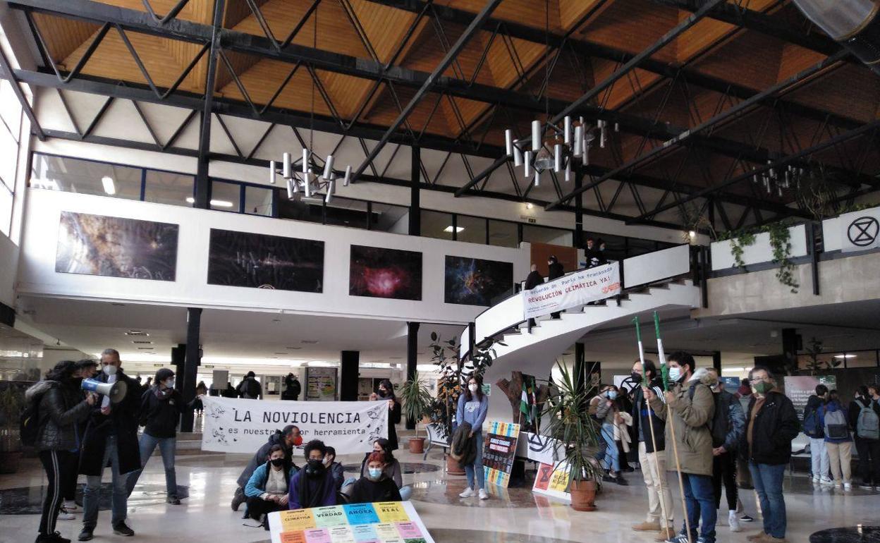 Estudiantes encerrados en el vestíbulo de la Facultad de Ciencias. 