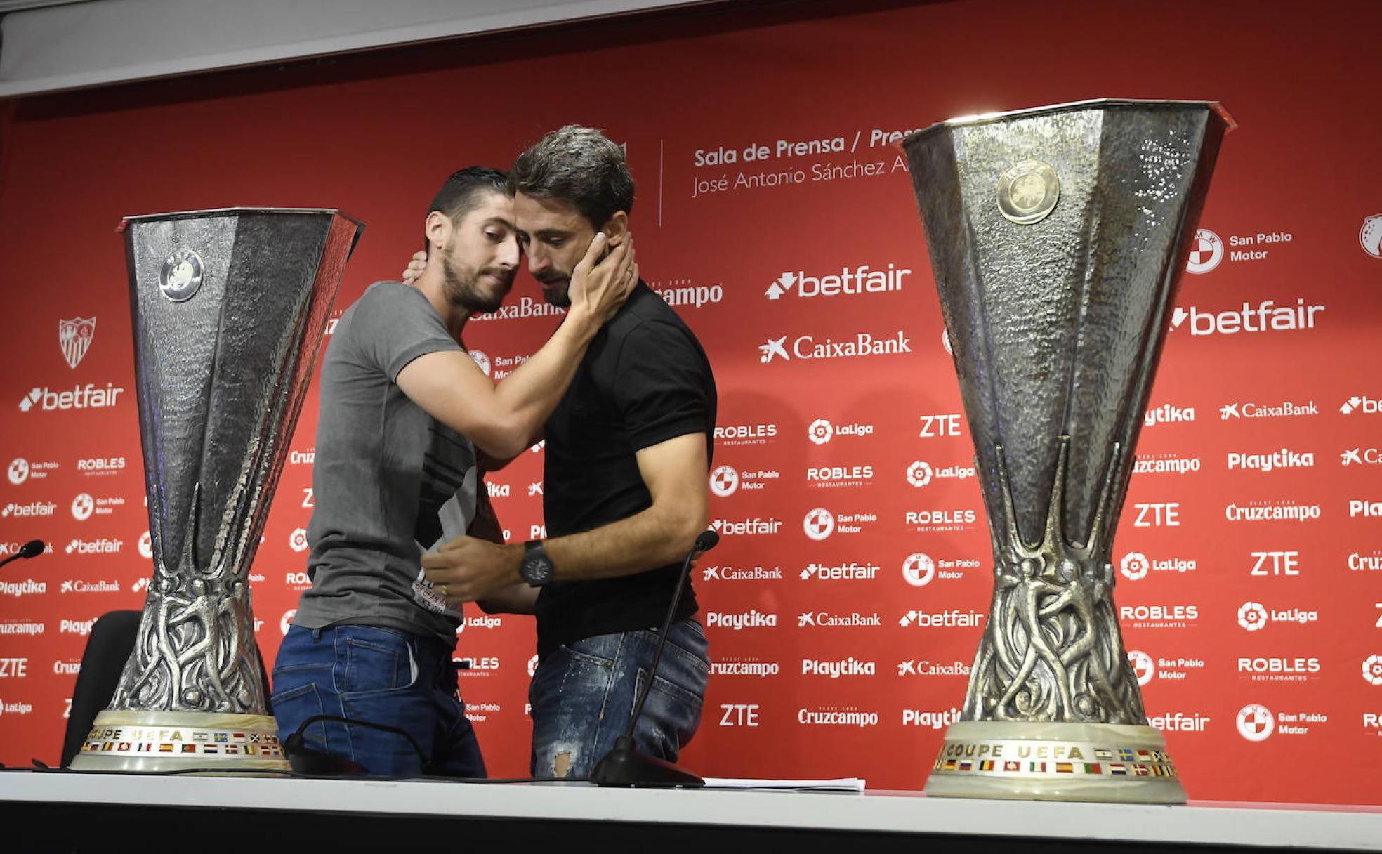 Sergio Escudero y Nico Pareja se abrazan en la despedida por la retirada del argentino.