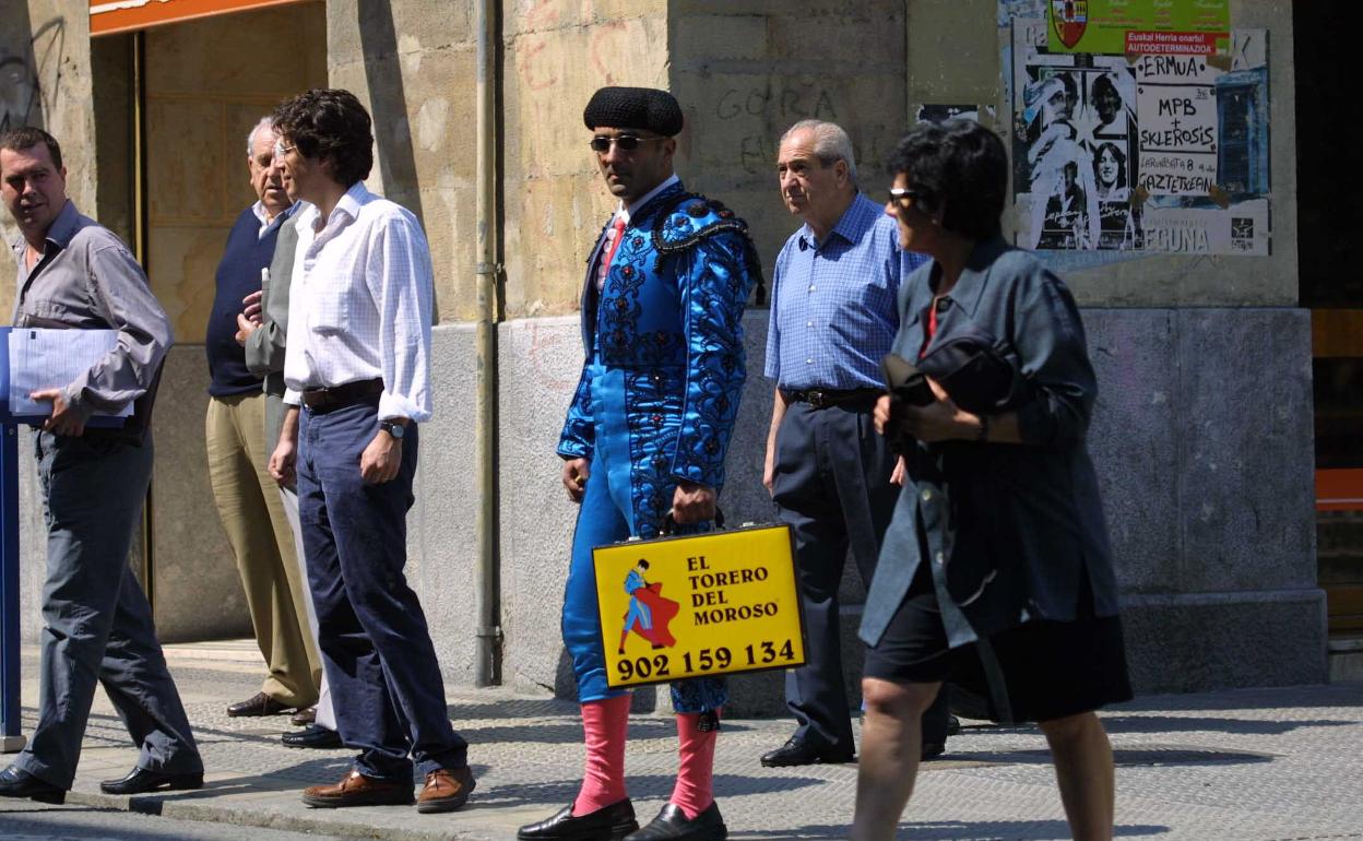 Un cobrador de otra provincia con traje de luces. 
