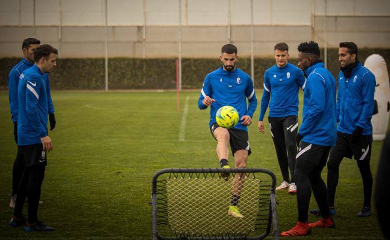 Maxime Gonalons, de nuevo baja, toca un balón durante un juego en un entrenamiento de esta semana. 