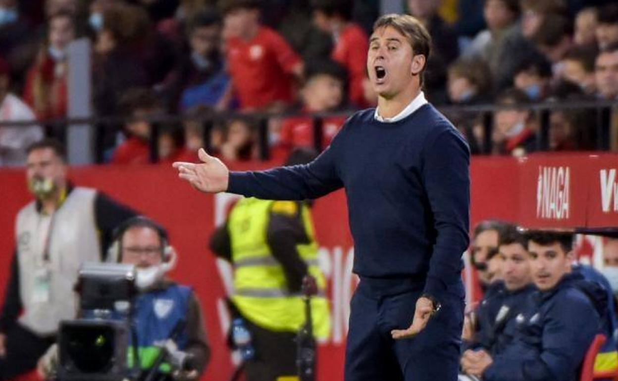 Julen Lopetegui protesta durante una acción en el partido. 