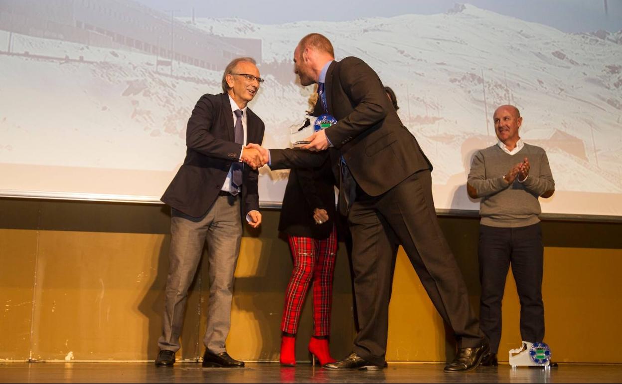 Juan Luis Hernánez entrega un galardón a Alfonso Sánchez Bernard, subdirector del CAR de Sierra Nevada, en una edición de la Gala de los Deportes de Invierno. 