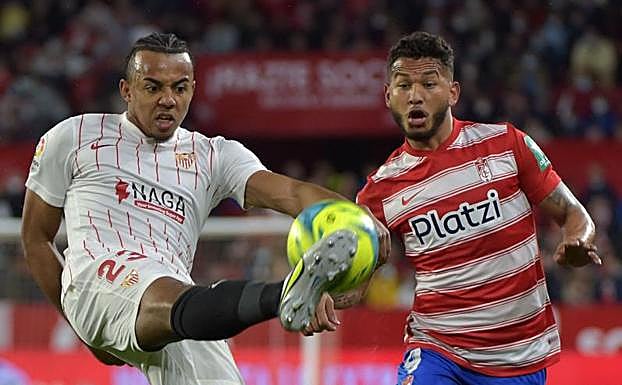 El Sevilla vence con agonía el derbi andaluz