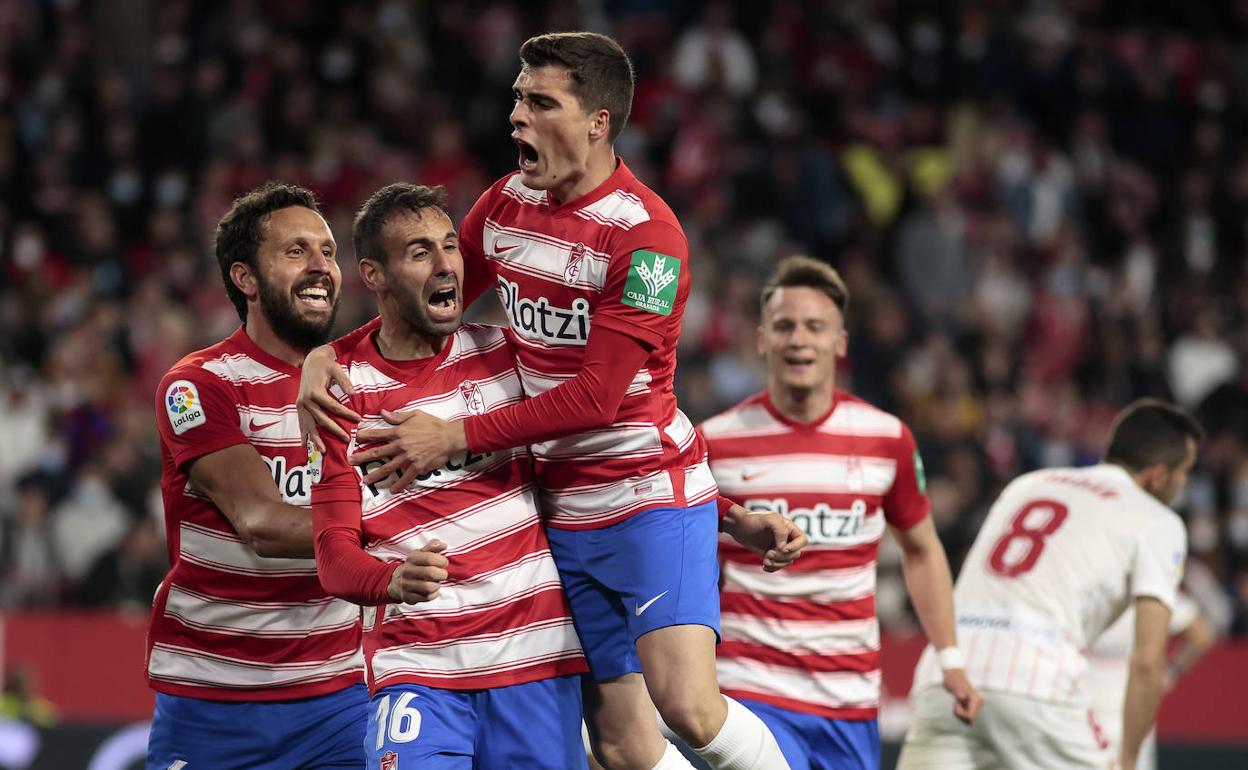 Víctor Díaz celebra con rabia el gol que ponía el empate a dos en el descuento. 