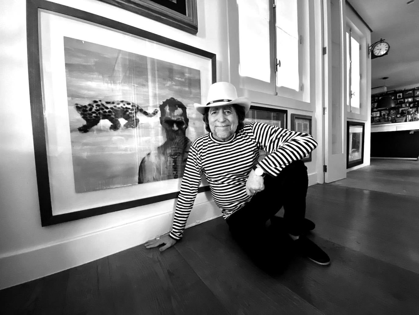 Imagen secundaria 1 - Miguel Ríos, Joan Manuel Serrat, Joaquín Sabina, Luis García Montero y Almudena Grandes en sus domicilios junto a obras de Juan Vida. 