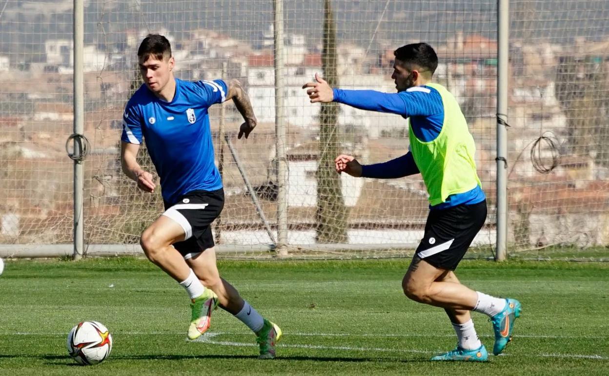 Barcia conduce el balón. 