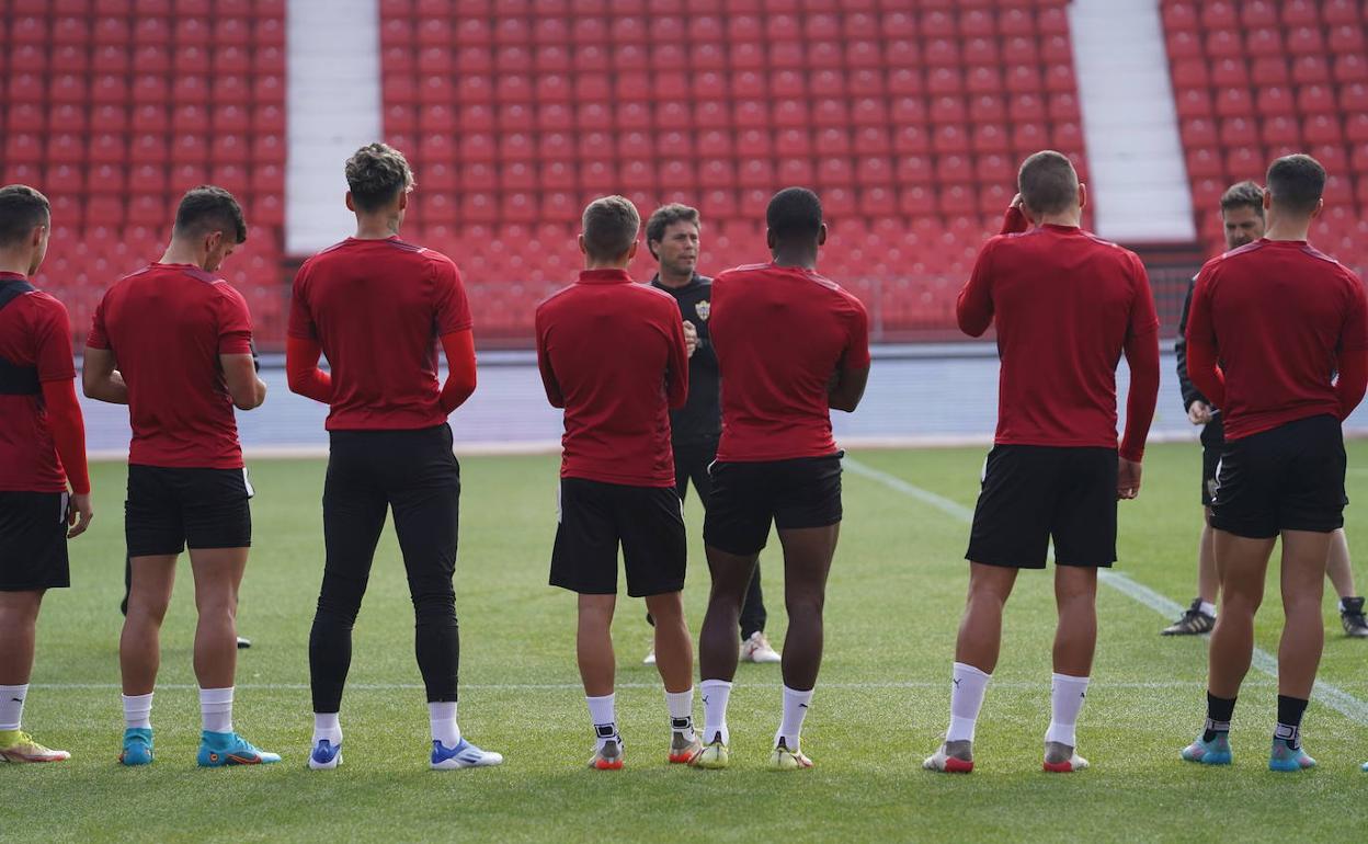 Rubi se dirige a su plantilla antes de la sesión, a puerta cerrada, que se desarrolló ayer en el campo principal del Estadio de los Juegos Mediterráneos.