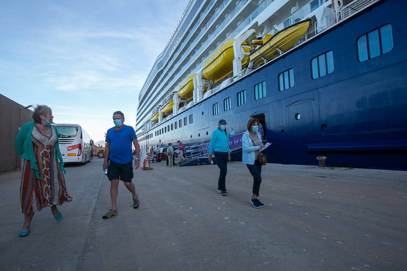 Llegada del Crucero Spirit of Discovery a la dársena motrileña, con 620 pasajeros y 459 tripulantes