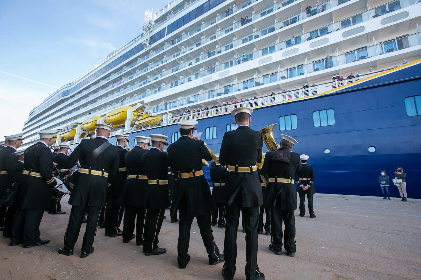 Llegada del Crucero Spirit of Discovery a la dársena motrileña, con 620 pasajeros y 459 tripulantes