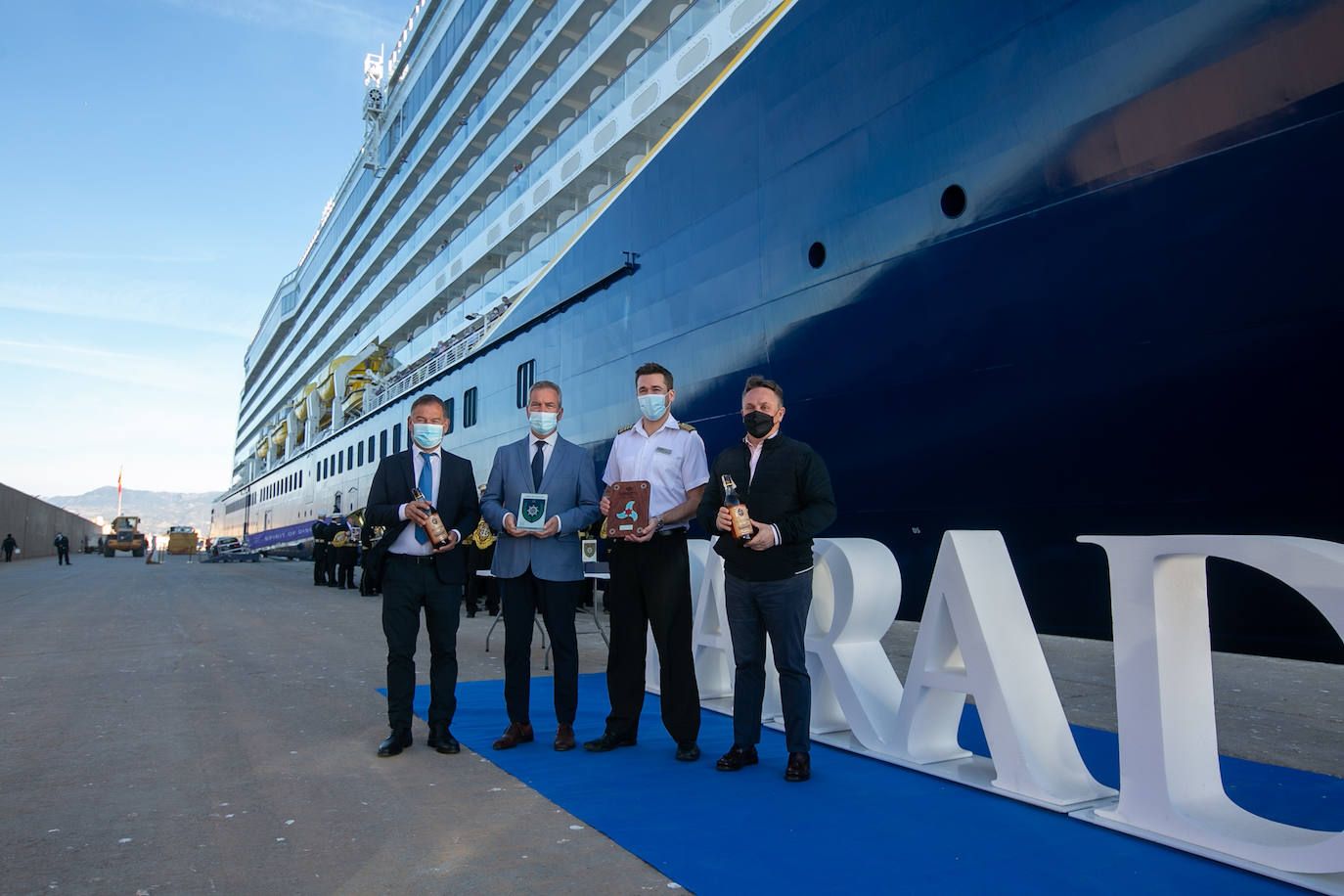 Llegada del Crucero Spirit of Discovery a la dársena motrileña, con 620 pasajeros y 459 tripulantes