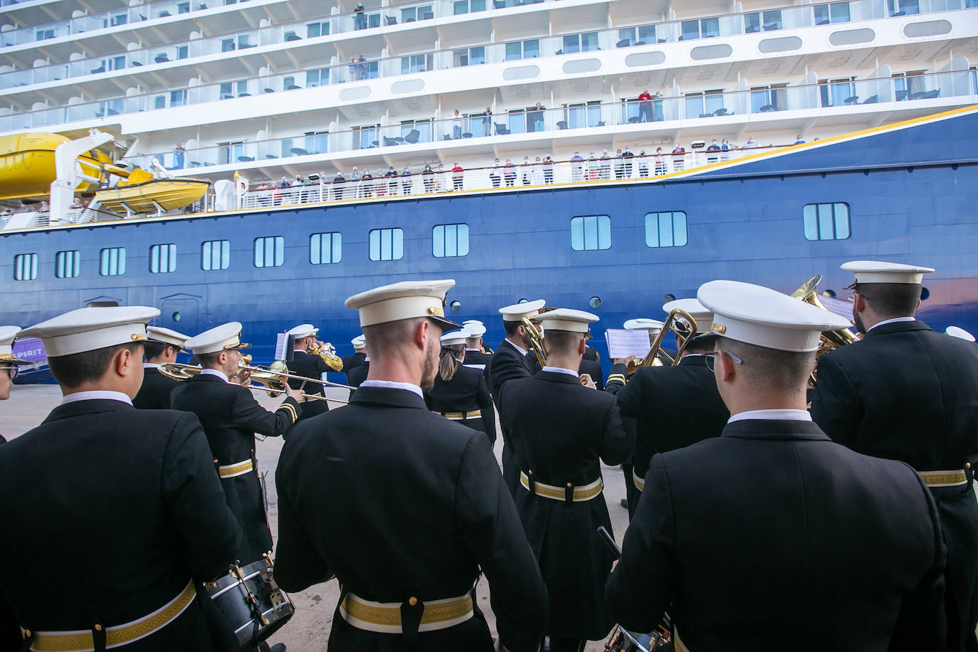Llegada del Crucero Spirit of Discovery a la dársena motrileña, con 620 pasajeros y 459 tripulantes