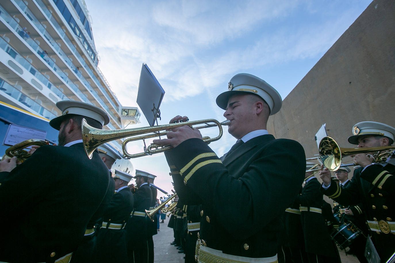 Llegada del Crucero Spirit of Discovery a la dársena motrileña, con 620 pasajeros y 459 tripulantes