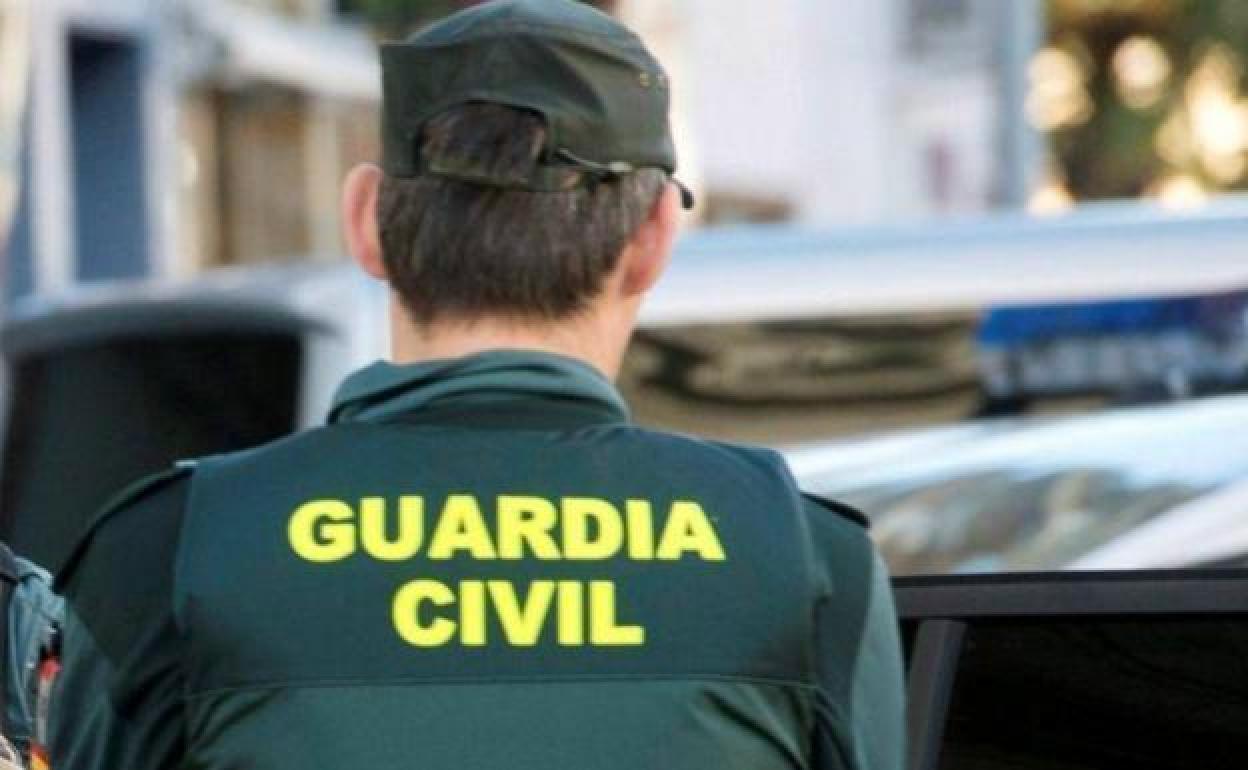 Hacen creer que un joven atracó un local en Churriana tras dejar su DNI tirado