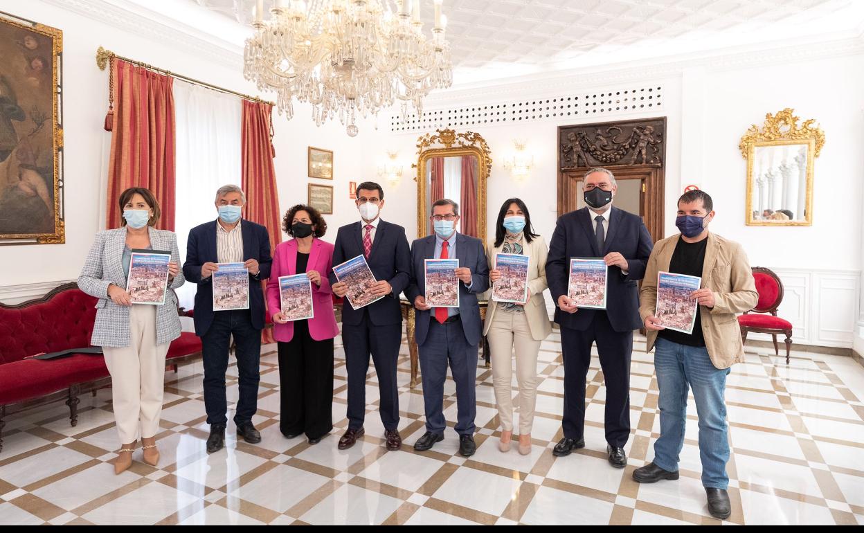 Foto de familia tras la rúbrica del acuerdo. 