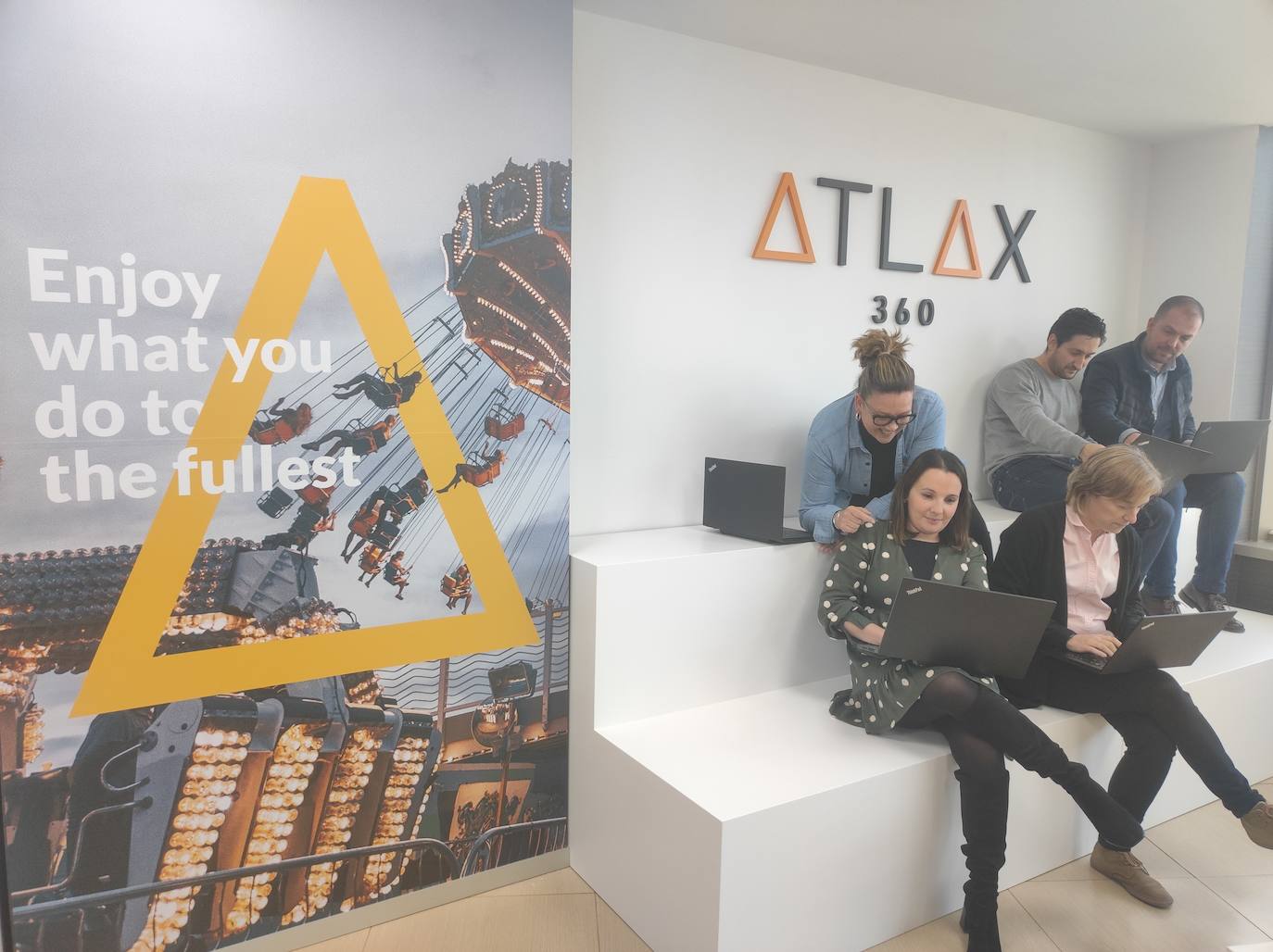 Empleados de Atlas360 en las nuevas oficinas. 