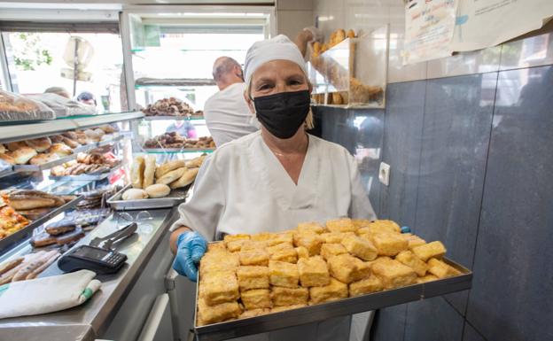 Imagen principal - Silvia muestra sus deliciosos dulces de la panadería 'La Conchi' de la calle Molinos. El 'bar Altramuces', en el Campo del Príncipe. Alfonso, del 'bar Antonio', coloca la estatuilla de la Inmaculada en su 'altarcico'.