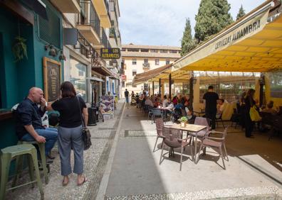 Imagen secundaria 1 - Silvia muestra sus deliciosos dulces de la panadería 'La Conchi' de la calle Molinos. El 'bar Altramuces', en el Campo del Príncipe. Alfonso, del 'bar Antonio', coloca la estatuilla de la Inmaculada en su 'altarcico'.