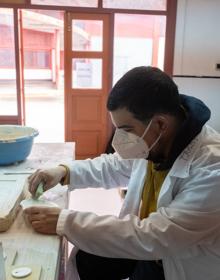 Imagen secundaria 2 - Currando en el taller de cerámica del Centro Albayzín. 