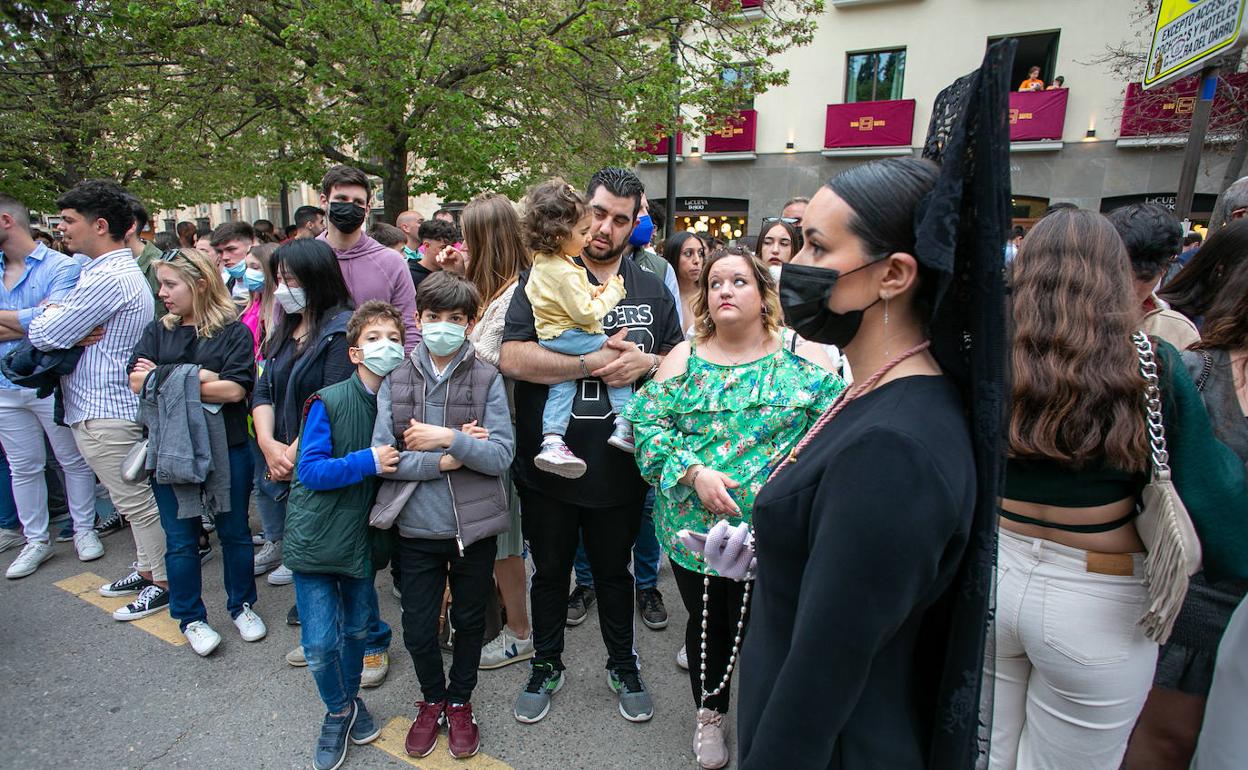 Niños y familias en la procesión de los Dolores. 