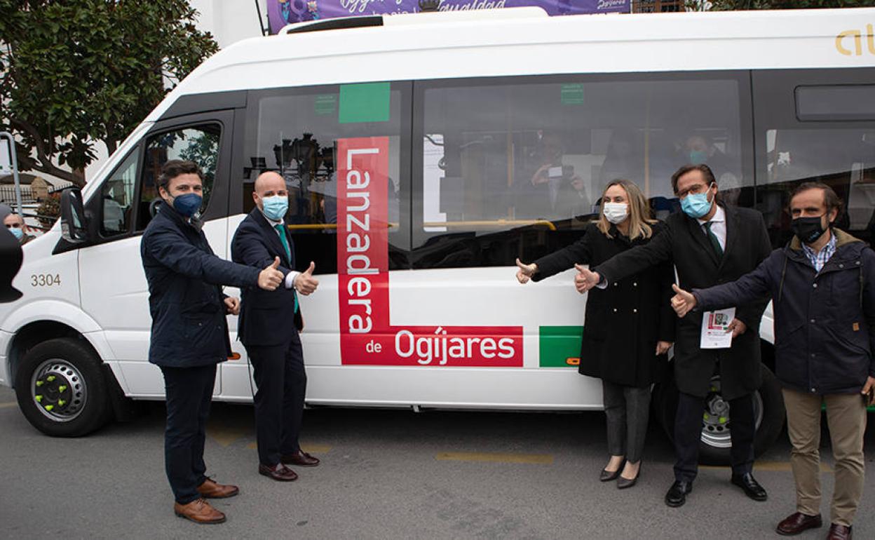 Miembros del Consorcio y la Junta, durante la presentación de la lanzadera de Ogíjares.