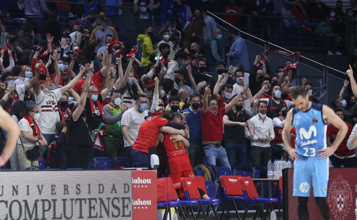 Extasis de afición y jugadores tras la victoria en Madrid. 