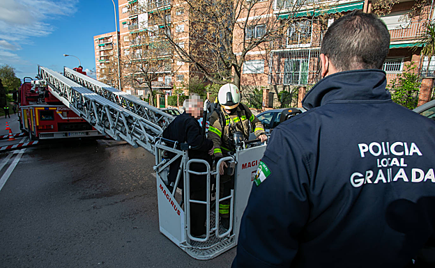 Un hombre es desalojado de su vivienda por los bomberos