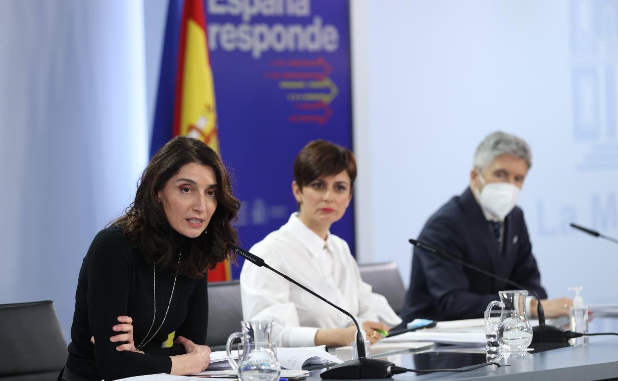 La ministra de Justicia, Pilar Llop (i), en primer término, junto a la ministra de Política Territorial y portavoz del Gobierno, Isabel Rodríguez (c), y el ministro de Interior, Fernando Grande-Marlaska, durante la rueda de prensa posterior a la reunión del Consejo de Ministros celebrada este martes en Moncloa. 