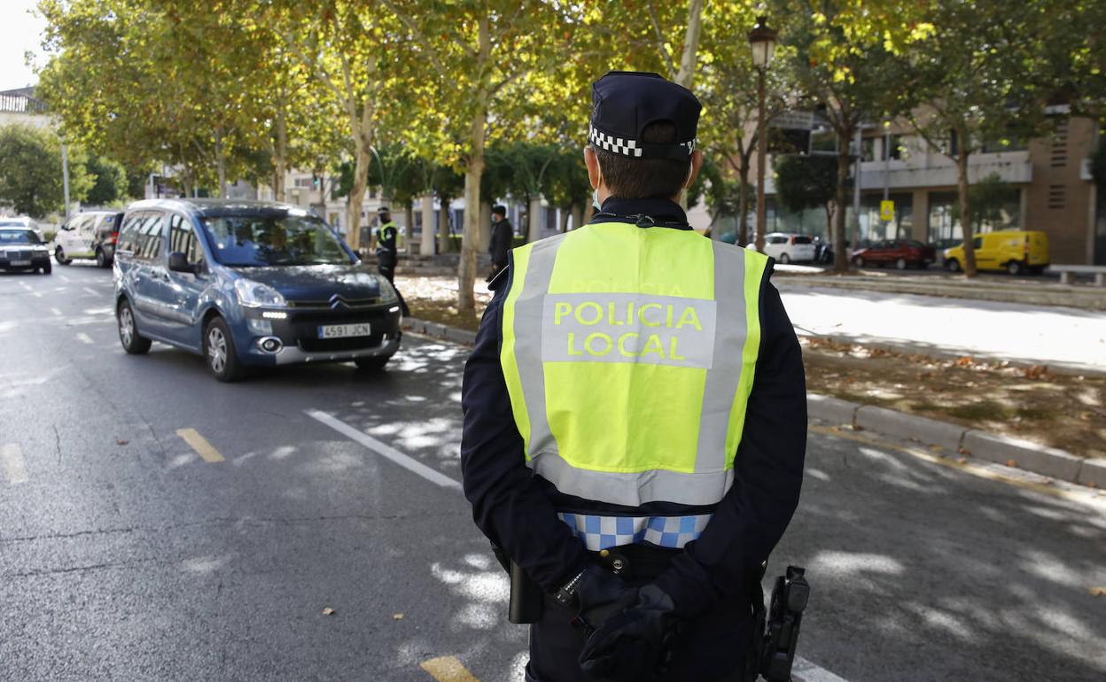 Un agente de la Policía Local, en las calles de Granada.