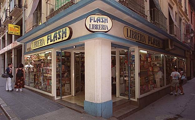 Imagen principal - La Librería Flash de Plaza de la Trinidad, en el 2000. La Flash de San Antón, en 1999. Y Lupiáñez, en la actualidad, mirando por el 'retrovisor' de la tienda.