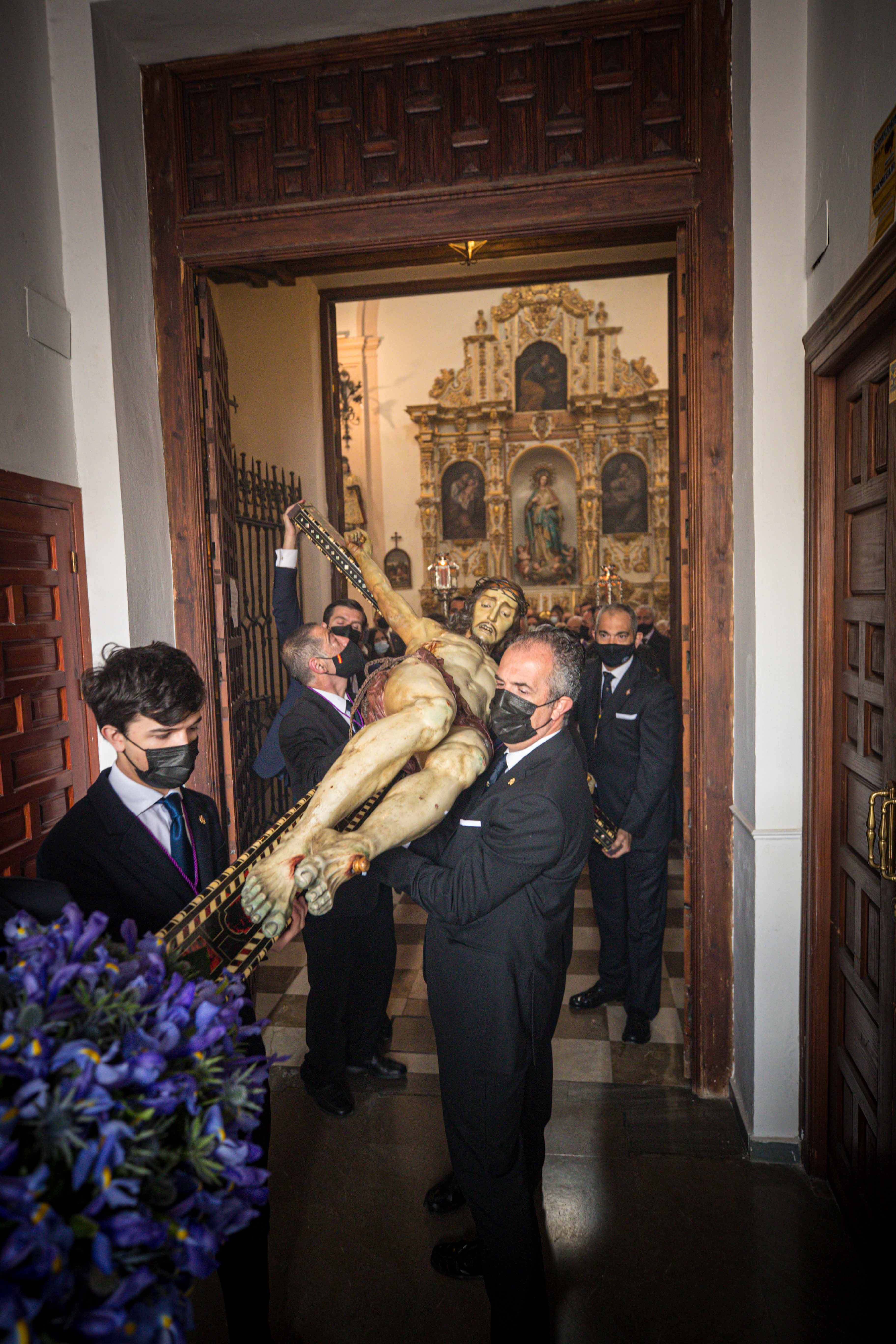 Las mejores imágenes de la popular imagen de la madrugá del Viernes Santo en Granada camino de San Pedro y San Pablo