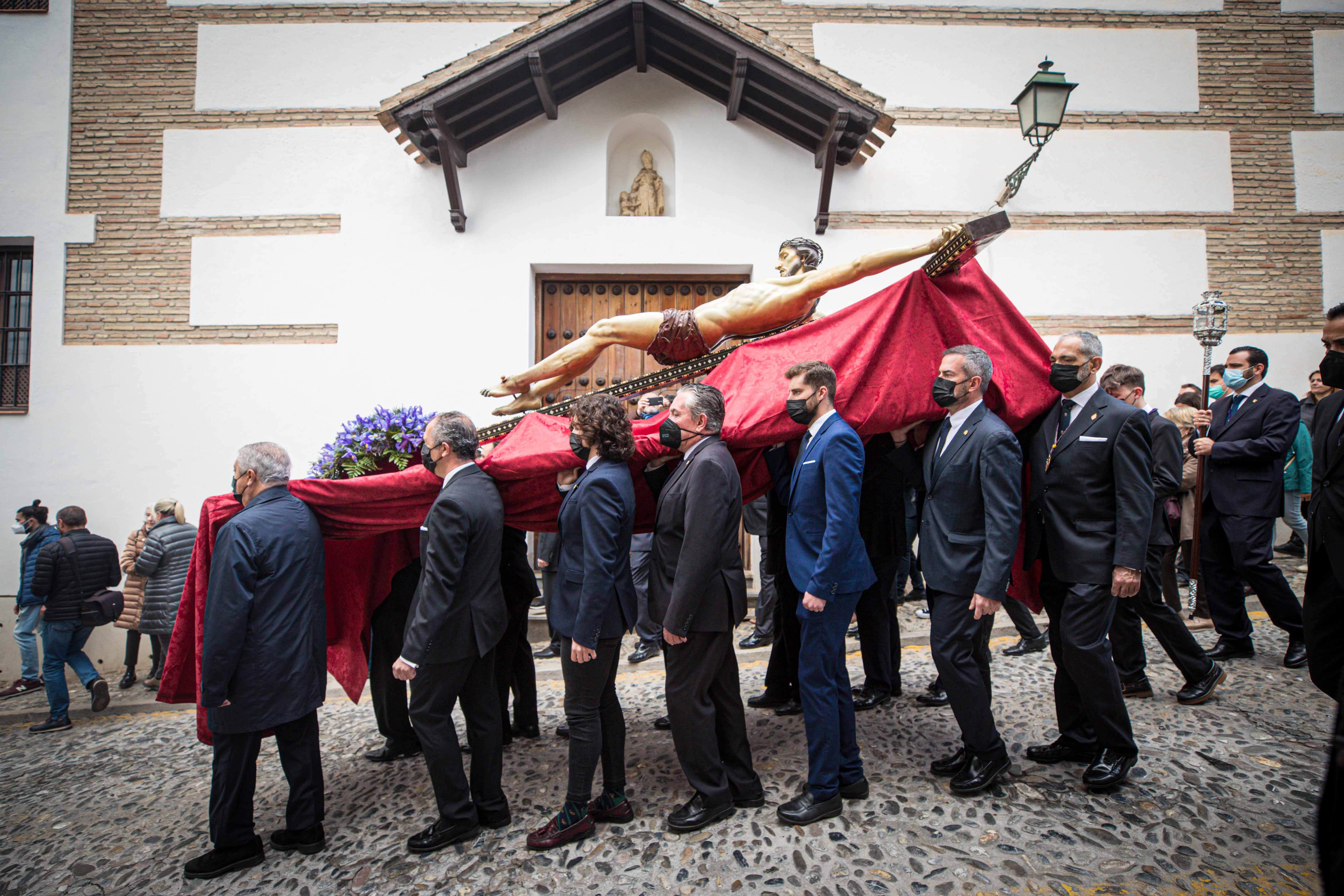 Las mejores imágenes de la popular imagen de la madrugá del Viernes Santo en Granada camino de San Pedro y San Pablo