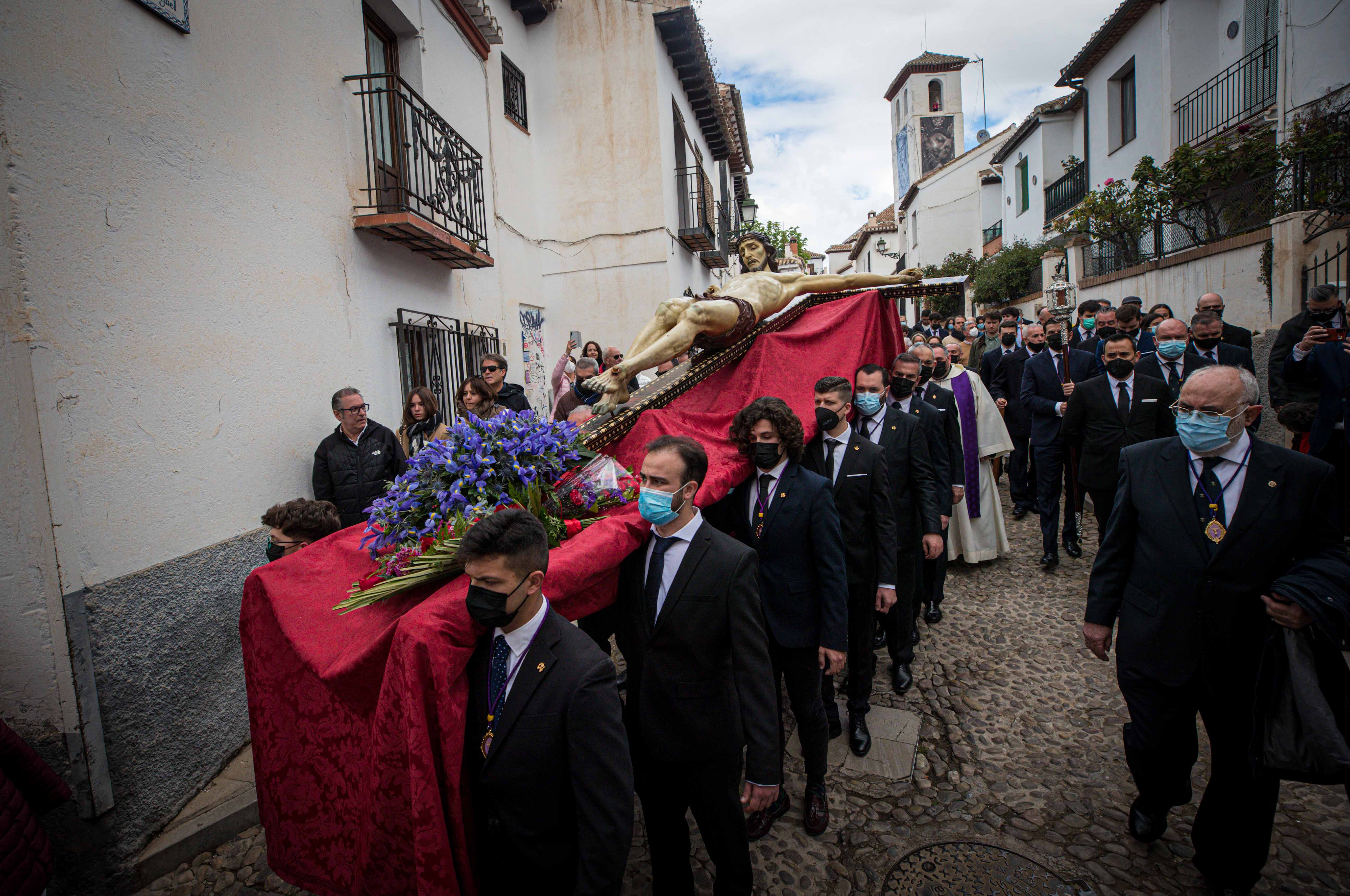 Las mejores imágenes de la popular imagen de la madrugá del Viernes Santo en Granada camino de San Pedro y San Pablo