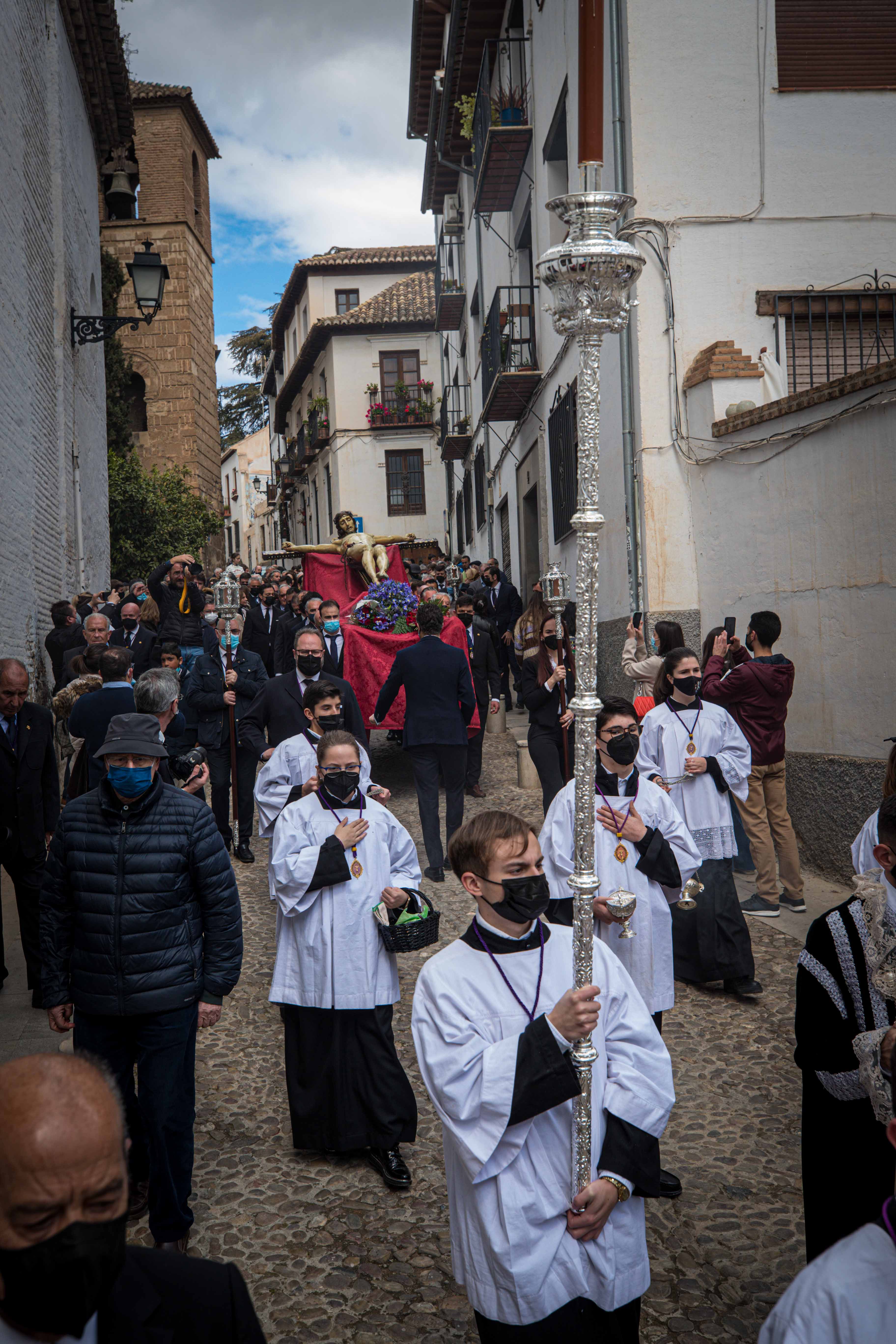 Las mejores imágenes de la popular imagen de la madrugá del Viernes Santo en Granada camino de San Pedro y San Pablo