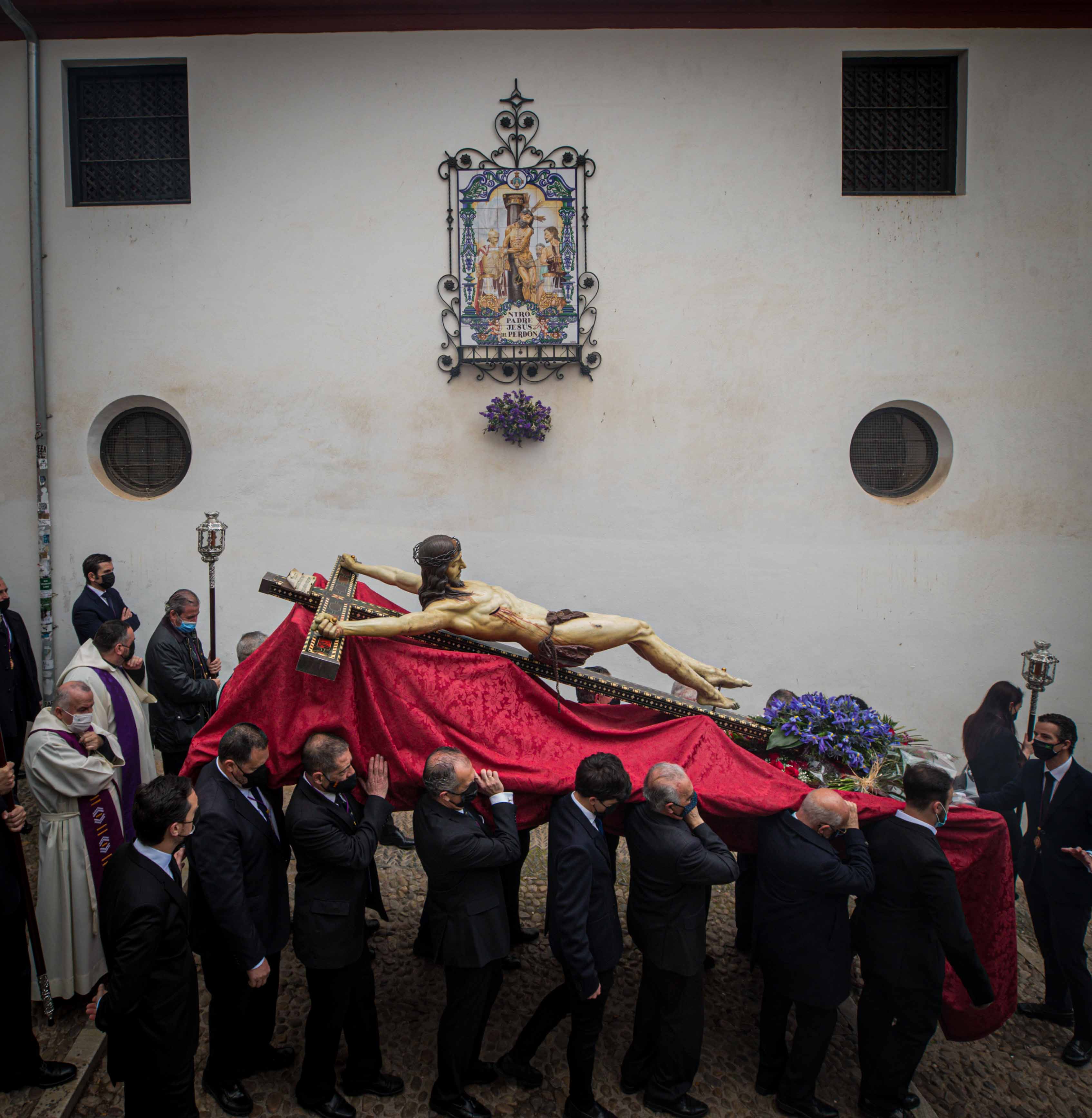 Las mejores imágenes de la popular imagen de la madrugá del Viernes Santo en Granada camino de San Pedro y San Pablo