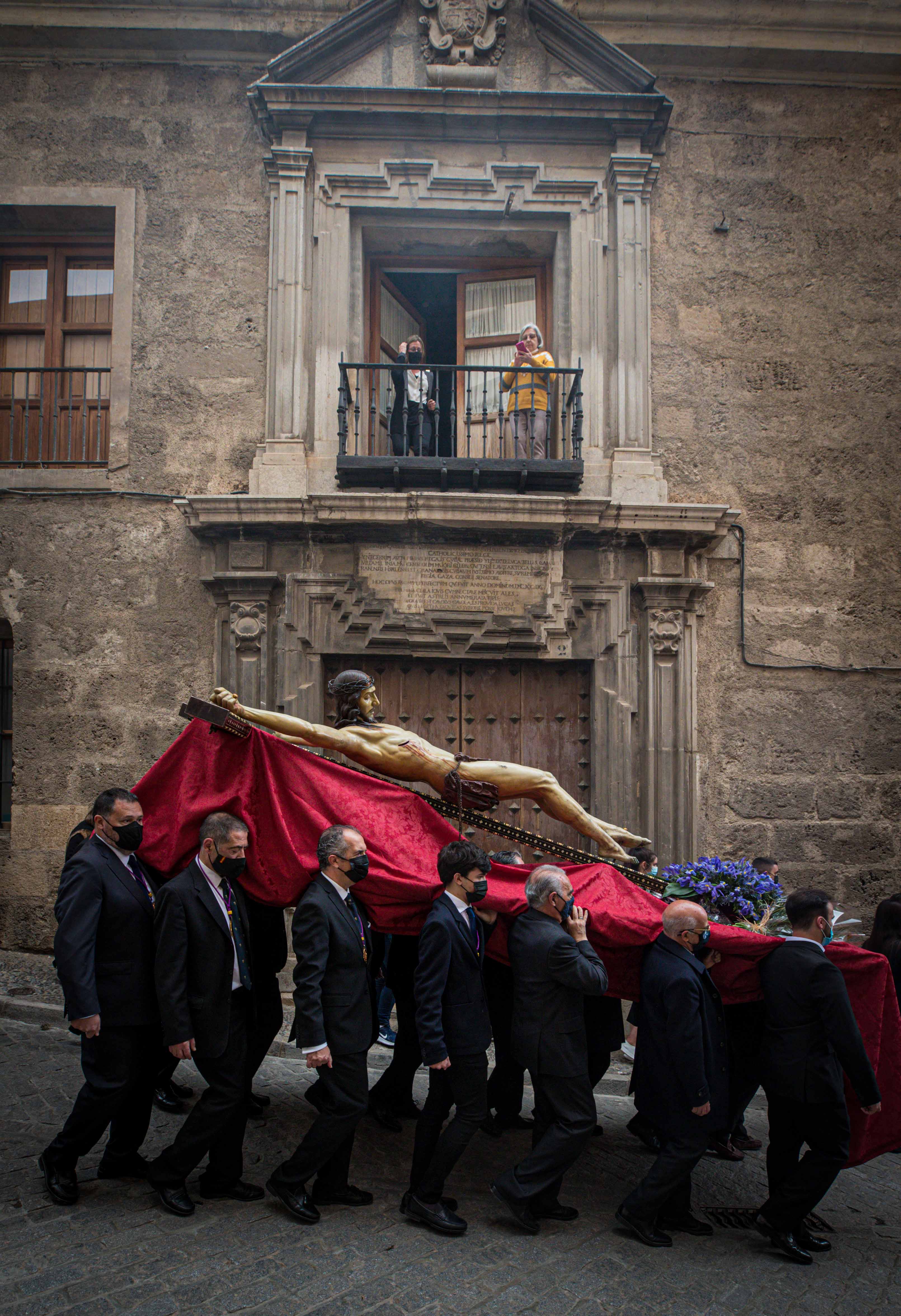 Las mejores imágenes de la popular imagen de la madrugá del Viernes Santo en Granada camino de San Pedro y San Pablo