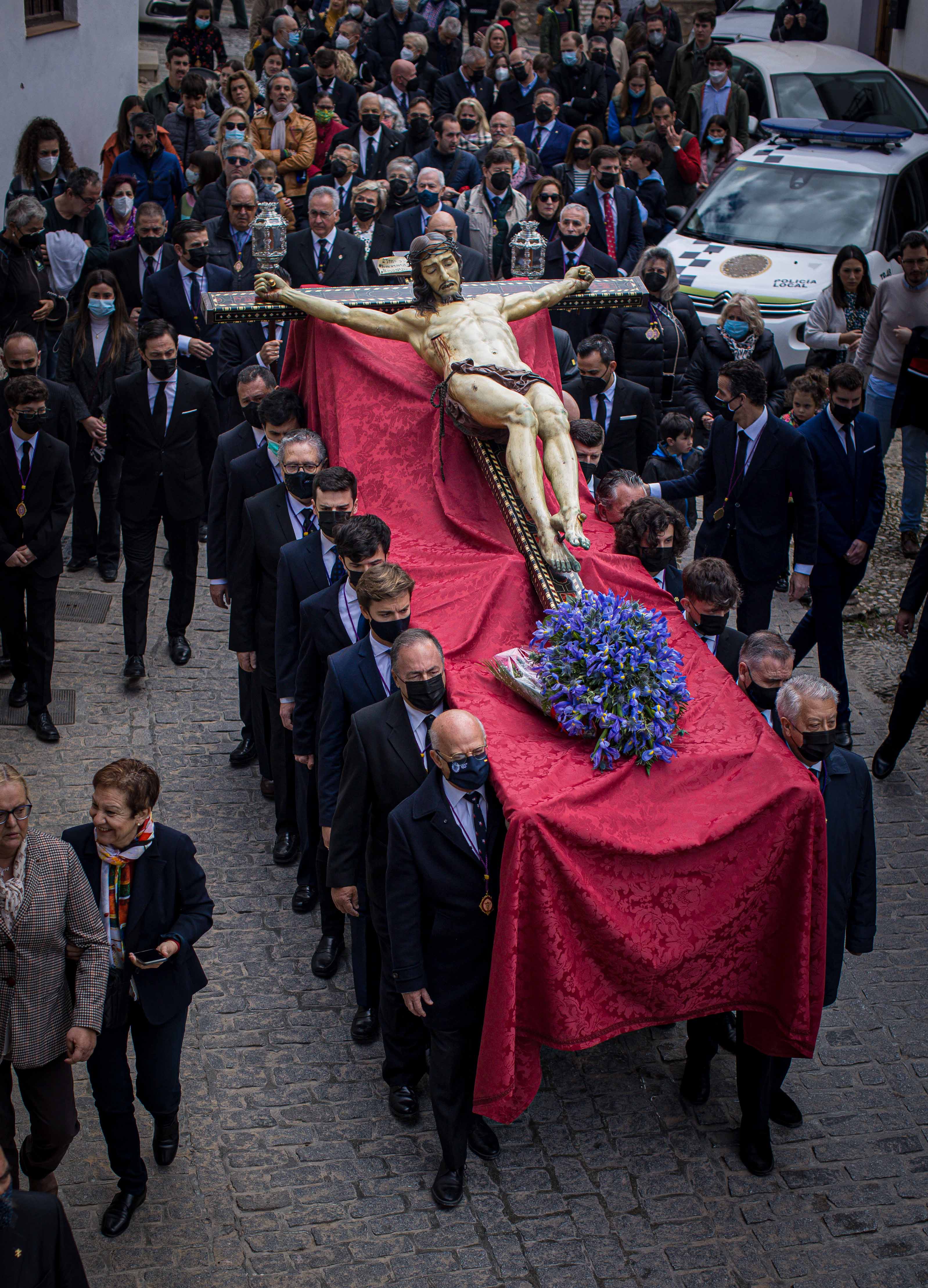 Las mejores imágenes de la popular imagen de la madrugá del Viernes Santo en Granada camino de San Pedro y San Pablo