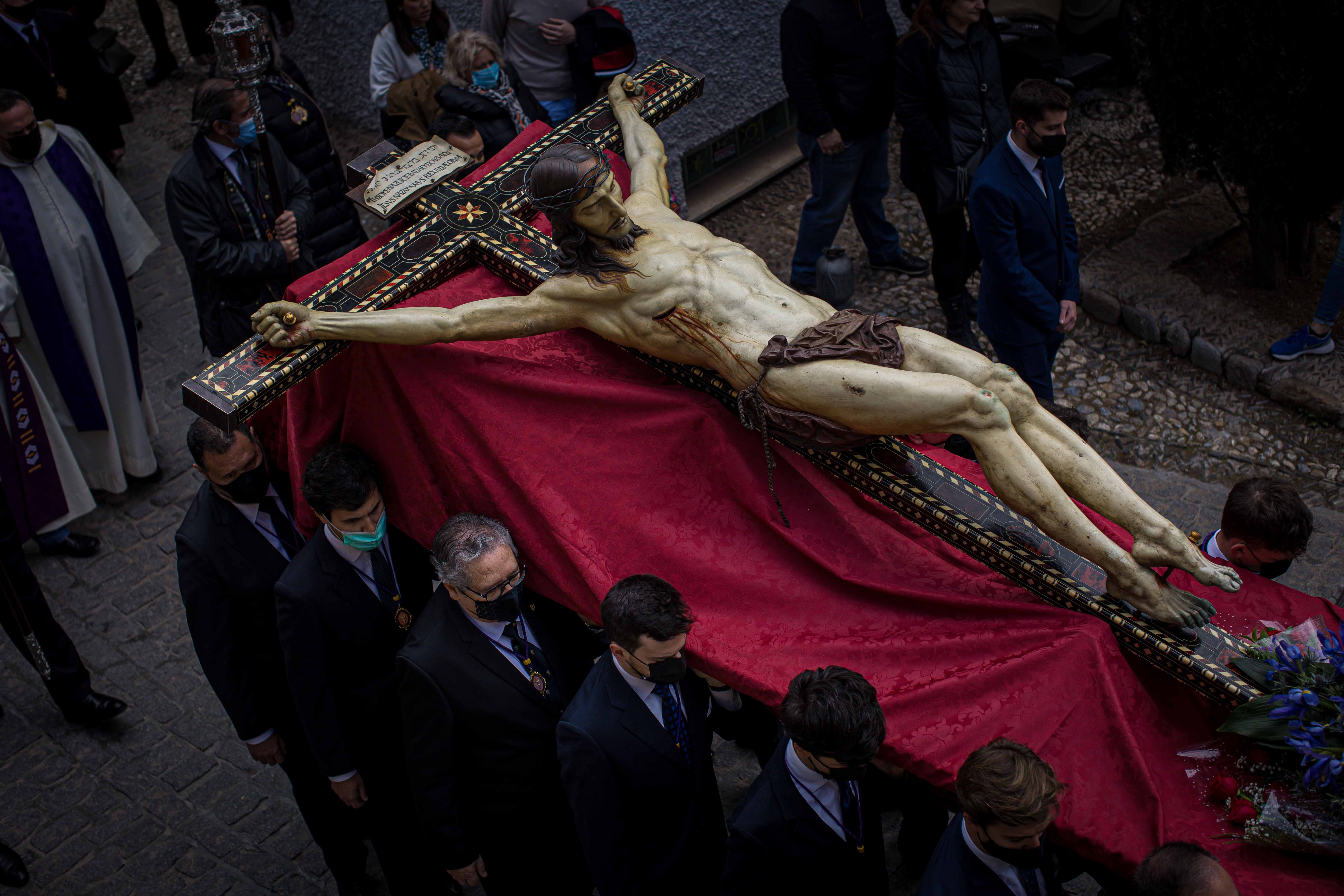 Las mejores imágenes de la popular imagen de la madrugá del Viernes Santo en Granada camino de San Pedro y San Pablo