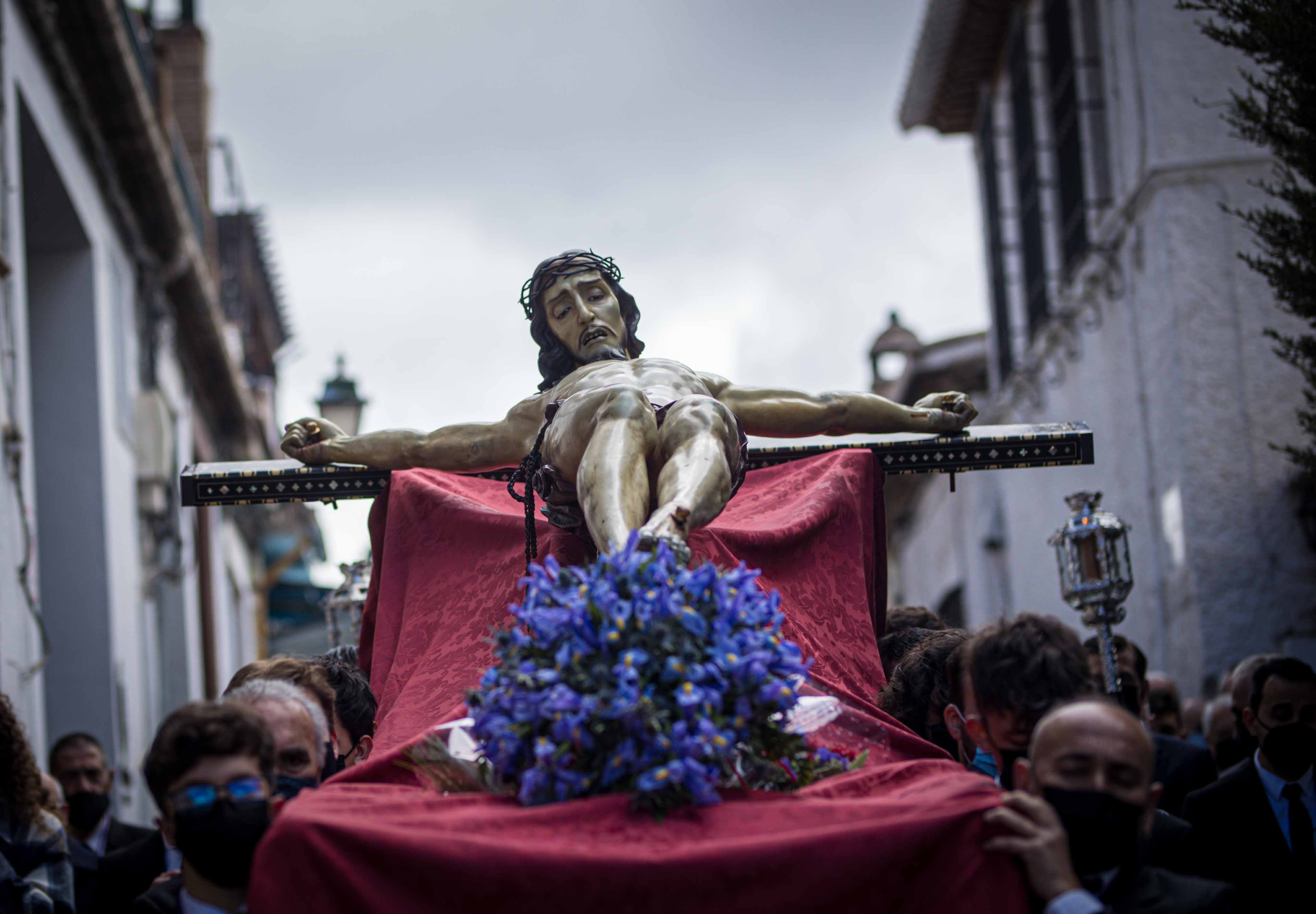 Las mejores imágenes de la popular imagen de la madrugá del Viernes Santo en Granada camino de San Pedro y San Pablo