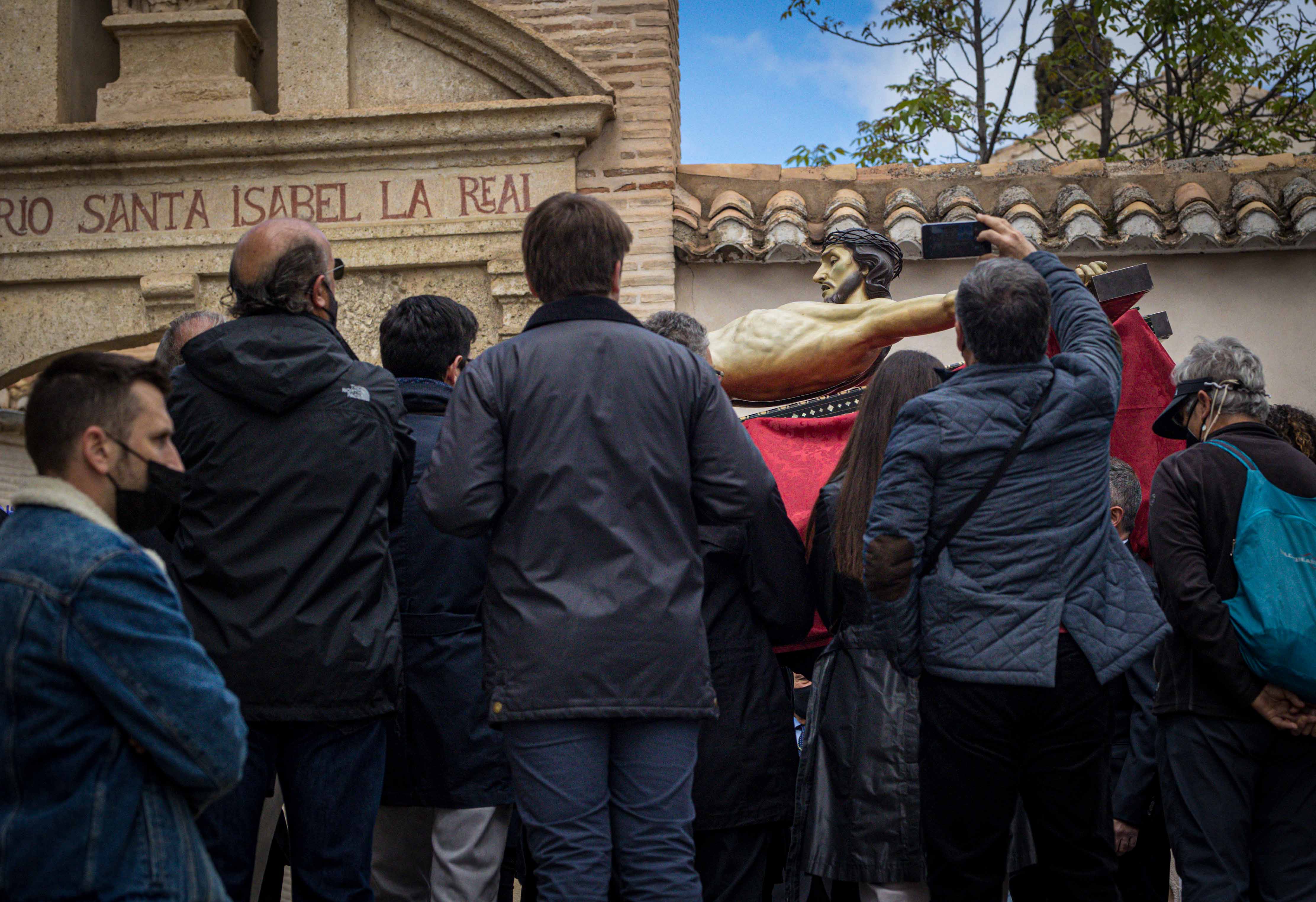 Las mejores imágenes de la popular imagen de la madrugá del Viernes Santo en Granada camino de San Pedro y San Pablo